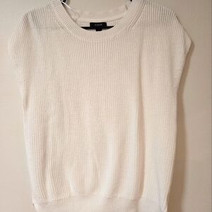 White sleeveless knit shirt